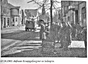 Vor dem französischen Kriegsgefangenenlager bei Meyer-Riehl in der Langen Str. (heute Seniorenhaus am Park)